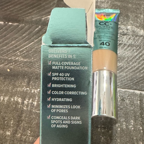 IT Cosmetics CC+ Oil-Free Matte - Light - Picture 2 of 2